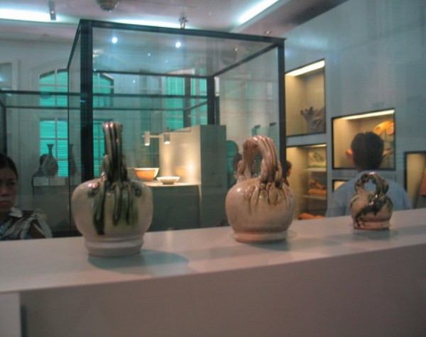 Bình vôi, ống nhổ dành cho vua chúa thời Lê Trung Hưng. Bình vôi, ống nhổ dành cho vua chúa thời Lê Trung Hưng.