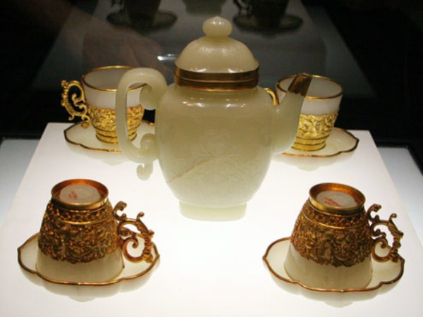 Bộ chén ngọc khảm vàng triều Nguyễn. Bộ chén ngọc khảm vàng triều Nguyễn.