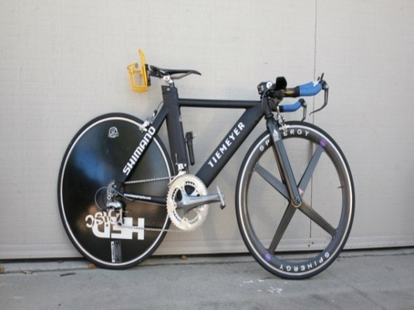 Thú chơi xe đạp trăm triệu còn khá mới mẻ. Những chiếc xe đạp có khung sườn làm bằng carbon, nhẹ chỉ 770g, toàn xe cũng chỉ nặng có 7kg. Nhưng chúng có giá tới 200 triệu đồng. Đây là sản phẩm chỉ dành cho tầng lớp thượng lưu, mê xe đạp.