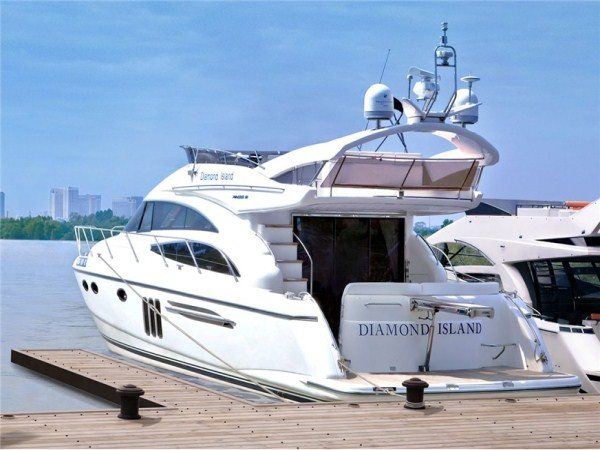 Một chiếc du thuyền sang trọng không kém là chiếc Diamond Island - hiệu Princess 58 của Anh Quốc của ông Tăng Thành Trung, Giám đốc Việt Nam Yacht. Chiếc du thuyền này có máy lọc nước ngọt từ nước biển, cùng nhiều phòng ngủ, nghỉ sang trọng và hệ thống trang thiết bị kỹ thuật cao cấp có thể chịu được bão.
