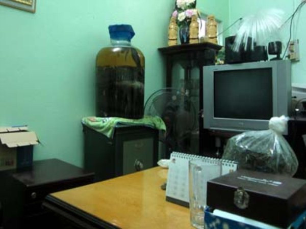 Chủ nhân vốn sợ rắn và chẳng có hứng thú gì trong việc sưu tập loài rắn này cả. Tuy nhiên, chẳng hiểu sao, khi nhìn thấy con rắn khổng lồ này, chị lại nảy sinh ý tưởng đem nó về ngắm. Vì vậy nó được trưng bày ngay tại phòng làm việc. Nhiều người trả giá hàng trăm triệu cho bình rượu ngâm rắn hổ mang này.