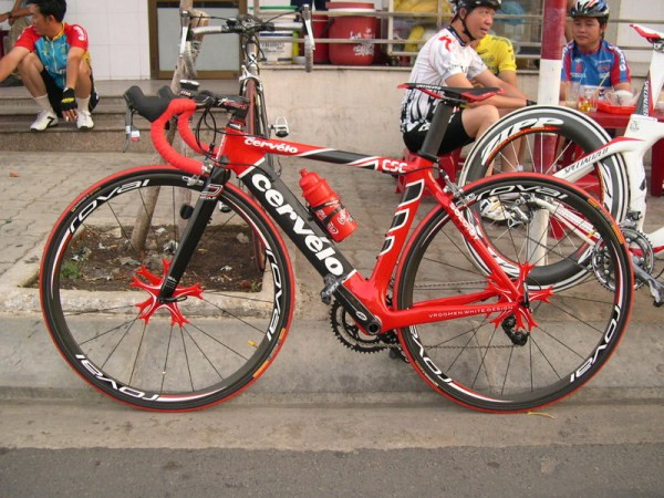 Xe đạp cao cấp nhập khẩu với các thương hiệu lớn như Bull, Foscus (Đức), Scott, Trek (Mỹ), Giant (Đài Loan)… Dòng xe này, chủ yếu được mua và bán theo hai cách, một là mua nguyên chiếc từ các hãng nước ngoài, hai là nhờ chuyên gia tư vấn lắp ráp theo từng phụ kiện. Xe đạp cao cấp thường trọng lượng không được quá 13kg – xe càng đắt tiền, trọng lượng càng nhẹ. Ảnh : Chiếc xe này gần 10.000$ tương đương 170 triệu.