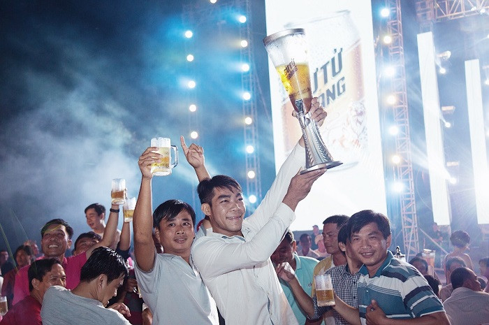 Các anh em chí lớn thưởng thức những mẻ bia tươi ngon chuẩn men Đức. Các anh em chí lớn thưởng thức những mẻ bia tươi ngon chuẩn men Đức.