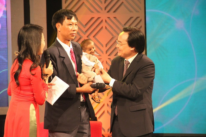 Bộ trưởng Phùng Xuân Nhạ cùng thầy Đặng Văn Cương và em Đinh Văn K'Rể (Ảnh: tác giả cung cấp).