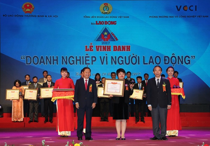Bà Lê Thị Kim Khuyên, Ủy viên Hội đồng quản trị, Chủ tịch Công đoàn BIDV vinh dự nhận Bằng khen của Bộ Lao động thương binh và xã hội. Bà Lê Thị Kim Khuyên, Ủy viên Hội đồng quản trị, Chủ tịch Công đoàn BIDV vinh dự nhận Bằng khen của Bộ Lao động thương binh và xã hội.