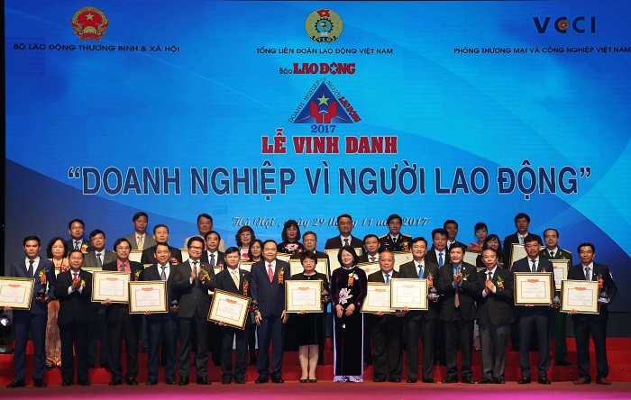 BIDV là một trong 10 doanh nghiệp xuất sắc nhất được nhận bằng khen của Bộ Lao động Thương binh và Xã hội. BIDV là một trong 10 doanh nghiệp xuất sắc nhất được nhận bằng khen của Bộ Lao động Thương binh và Xã hội.