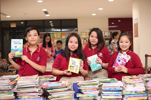 Các em học sinh tích cực quyên góp sách. Các em học sinh tích cực quyên góp sách.