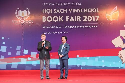 Tác giả Don Aker tại Hội sách Vinschool. Tác giả Don Aker tại Hội sách Vinschool.
