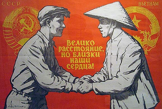 Bức tranh cổ động “Việt Nam - Liên Xô, khoảng cách tuy xa nhưng trái tim của chúng ta luôn ở bên nhau”. Bức tranh cổ động “Việt Nam - Liên Xô, khoảng cách tuy xa nhưng trái tim của chúng ta luôn ở bên nhau”.