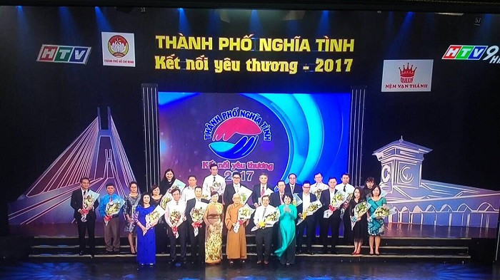 Ông Đào Hảo – Phó Tổng Giám đốc Vietcombank (hàng đầu, thứ 2 từ phải sang) nhận hoa lưu niệm do Bà Tô Thị Bích Châu – Chủ tịch Ủy ban Mặt trận Tổ quốc Việt Nam Thành phố Hồ Chí Minh trao tặng. Ông Đào Hảo – Phó Tổng Giám đốc Vietcombank (hàng đầu, thứ 2 từ phải sang) nhận hoa lưu niệm do Bà Tô Thị Bích Châu – Chủ tịch Ủy ban Mặt trận Tổ quốc Việt Nam Thành phố Hồ Chí Minh trao tặng.