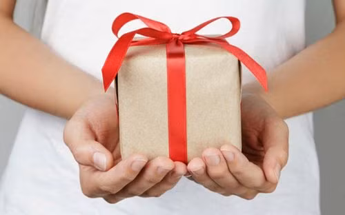 Nên tặng quà gì cho thầy cô nhân ngày 20/11 (Ảnh minh họa: phunutieudung.com.vn).