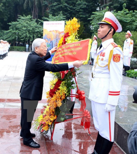 Lẵng hoa của Đoàn mang dòng chữ: “Ban Chấp hành Trung ương Đảng Cộng sản Việt Nam, Quốc hội, Chủ tịch nước, Chính phủ, Ủy ban Trung ương Mặt trận Tổ quốc và thành phố Hà Nội kính dâng”.