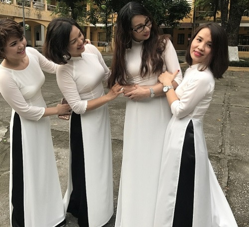 Những nữ sinh còn nguyên nét dịu dàng tinh khôi. Những nữ sinh còn nguyên nét dịu dàng tinh khôi.