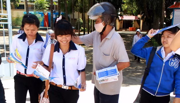 Tình trạng quảng cáo núp bóng nhà trường đang diễn ra phổ biến hiện nay (Ảnh minh họa trên tuoitre.vn).