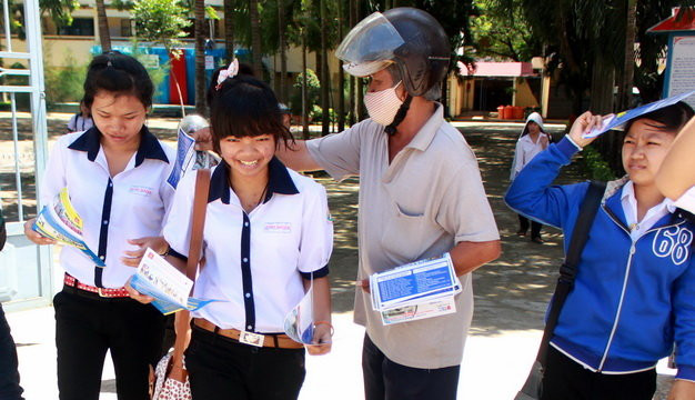 Tình trạng quảng cáo núp bóng nhà trường đang diễn ra phổ biến hiện nay (Ảnh minh họa trên tuoitre.vn). Tình trạng quảng cáo núp bóng nhà trường đang diễn ra phổ biến hiện nay (Ảnh minh họa trên tuoitre.vn).