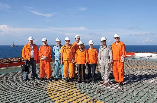 Các chuyên gia Nga sát cánh bên người lao động Việt Nam trên giàn khai thác của Vietsovpetro trong hơn 35 năm qua.