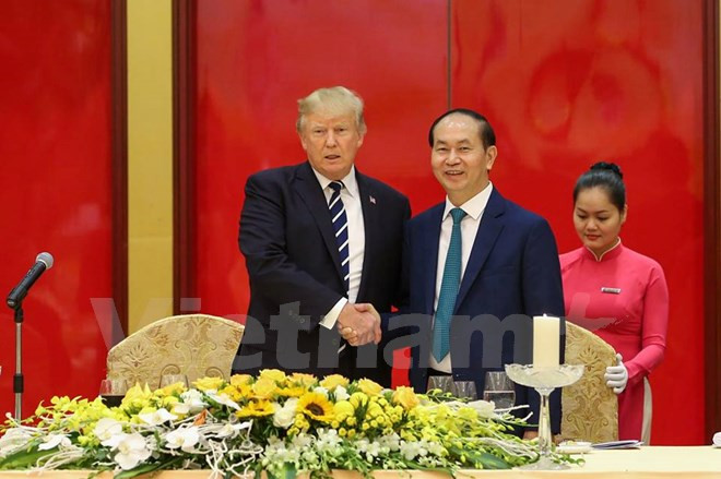 Chủ tịch nước Trần Đại Quang chủ trì Quốc yến chào mừng Tổng thống Donald Trump và Đoàn đại biểu cấp cao Hoa Kỳ. (Ảnh: Minh Sơn). Chủ tịch nước Trần Đại Quang chủ trì Quốc yến chào mừng Tổng thống Donald Trump và Đoàn đại biểu cấp cao Hoa Kỳ. (Ảnh: Minh Sơn).