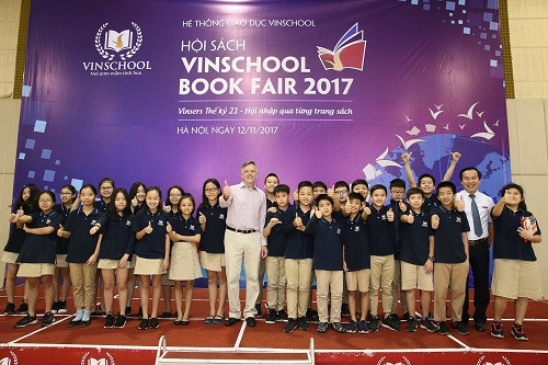Tác giả Don Aker nói chuyện, chia sẻ cùng các em học sinh. Tác giả Don Aker nói chuyện, chia sẻ cùng các em học sinh.