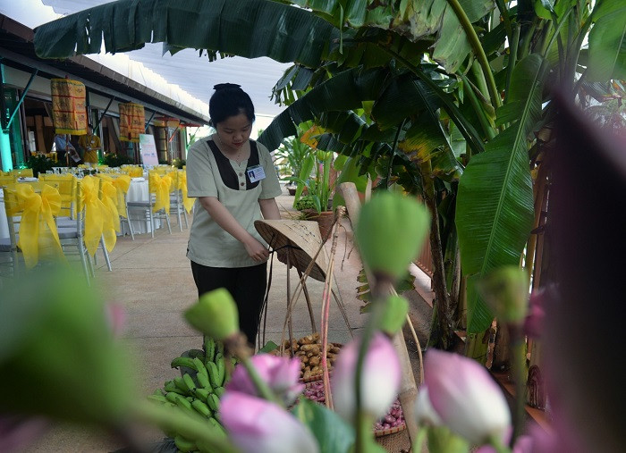 Bữa tiệc thịnh soạn diễn ra trong không gian làng quê Việt Nam xưa với lũy tre, sân đình, hồ sen, với cầu tre, nhà cổ... Bữa tiệc thịnh soạn diễn ra trong không gian làng quê Việt Nam xưa với lũy tre, sân đình, hồ sen, với cầu tre, nhà cổ...