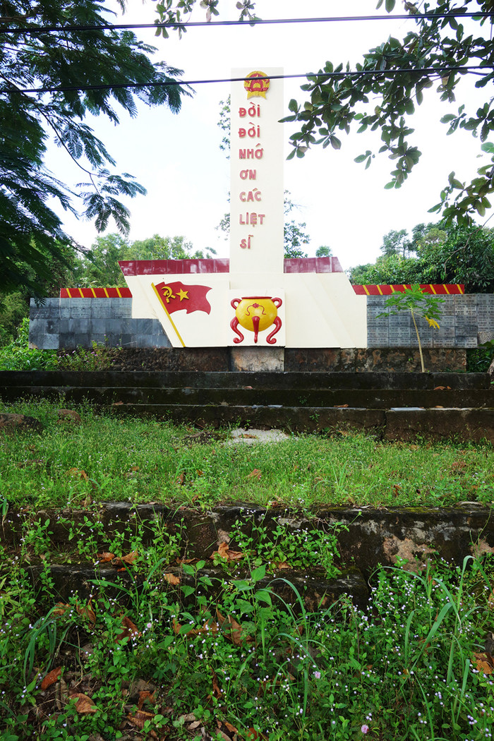 Hoang tàn đài tưởng niệm Liệt sỹ. Hoang tàn đài tưởng niệm Liệt sỹ.