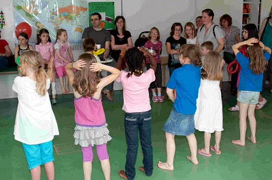 Tập thể dục nhịp điệu buổi chiều ở trường (Ảnh: tác giả cung cấp).