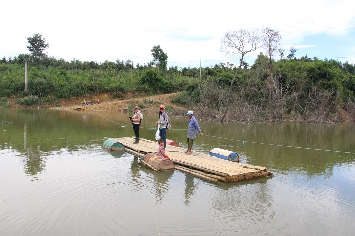 Các cô đi bè để đi qua hồ Ea Rớt để đến trường (Ảnh: tác giả cung cấp). Các cô đi bè để đi qua hồ Ea Rớt để đến trường (Ảnh: tác giả cung cấp).