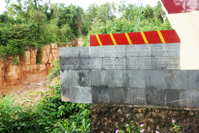 Bia ghi tên tưởng niệm các Anh hùng Liệt sỹ sắp sập đổ. Bia ghi tên tưởng niệm các Anh hùng Liệt sỹ sắp sập đổ.