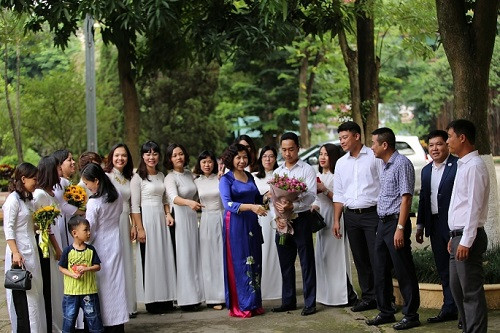 Cô và trò lớp 12 B6 cùng ôn lại những kỉ niệm xưa. Cô và trò lớp 12 B6 cùng ôn lại những kỉ niệm xưa.