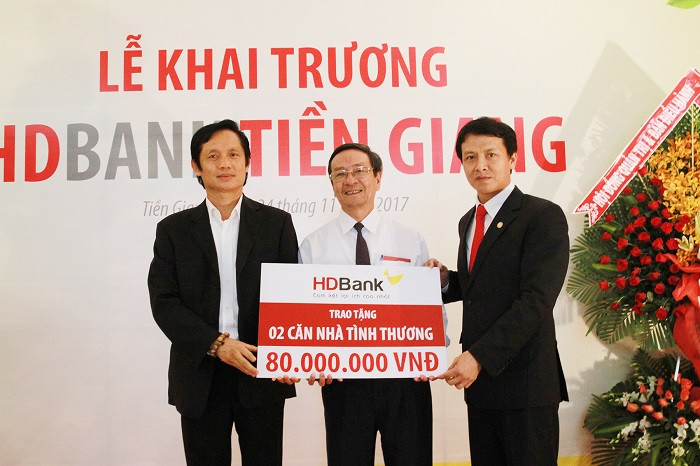 HDBank đã trao tặng 2 căn nhà tình thương trị giá 80 triệu đồng.