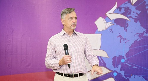 Tác giả Don Aker nhiệt tình chia sẻ và lắng nghe các em học sinh. Tác giả Don Aker nhiệt tình chia sẻ và lắng nghe các em học sinh.