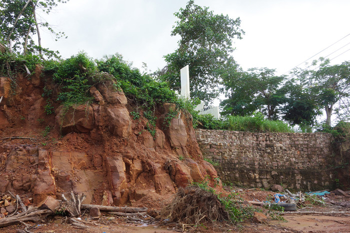 Khoét đá quanh đài tưởng niệm Liệt sỹ. Khoét đá quanh đài tưởng niệm Liệt sỹ.