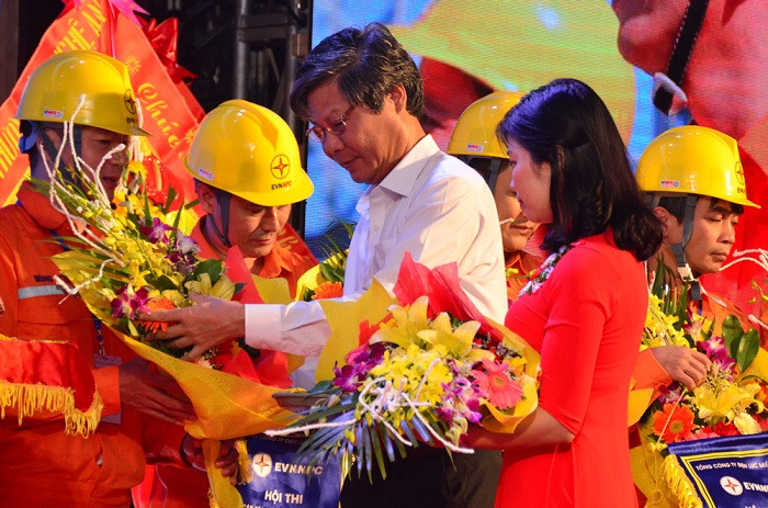 Ông Lê Minh Tuấn - Phó Tổng giám đốc công ty Điện lực miền Bắc trao giải cho các thí sinh đạt giải tại Hội thi. Ông Lê Minh Tuấn - Phó Tổng giám đốc công ty Điện lực miền Bắc trao giải cho các thí sinh đạt giải tại Hội thi.