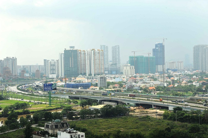 Thông qua tuyến Xa lộ Hà Nội, cự ly kết nối giữa quận 9 và trung tâm thành phố đã được rút ngắn đáng kể. Thông qua tuyến Xa lộ Hà Nội, cự ly kết nối giữa quận 9 và trung tâm thành phố đã được rút ngắn đáng kể.