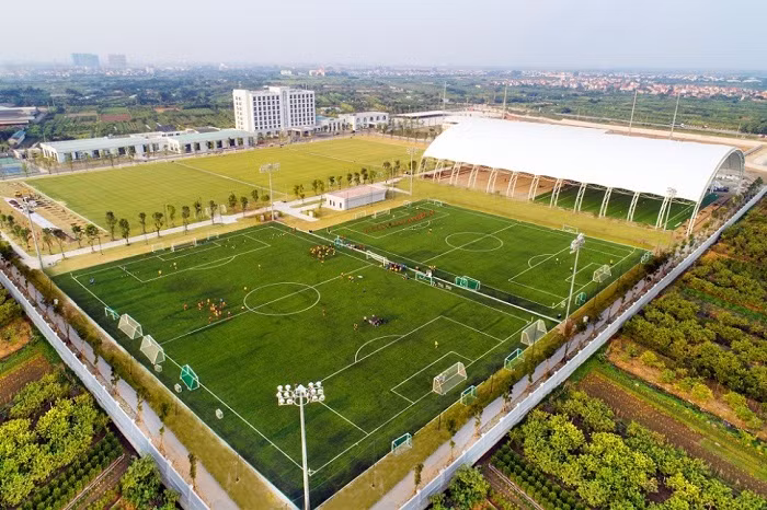 PVF Hưng Yên sở hữu hệ thống 1 sân thi đấu chính và 06 sân tập kích thước tiêu chuẩn 11v11 với mặt cỏ do FIFA Quality Prom chứng nhận.