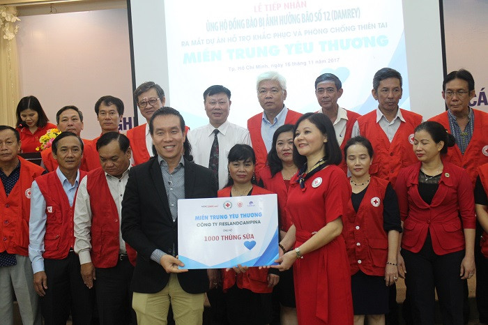 FrieslandCampina Việt Nam trao tặng 24.000 ly sữa đến người dân các tỉnh miền trung. FrieslandCampina Việt Nam trao tặng 24.000 ly sữa đến người dân các tỉnh miền trung.