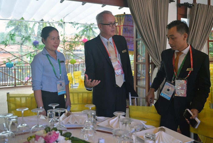 Trước giờ khai tiệc, ông Matthias Wiesmann – Tổng Giám Đốc điều hành Furama Resort Đà Nẵng cùng Giám đốc và Phó giám đốc bộ phận ẩm thực đích thân tới kiểm tra toàn bộ tổng thể chương trình. Trước giờ khai tiệc, ông Matthias Wiesmann – Tổng Giám Đốc điều hành Furama Resort Đà Nẵng cùng Giám đốc và Phó giám đốc bộ phận ẩm thực đích thân tới kiểm tra toàn bộ tổng thể chương trình.