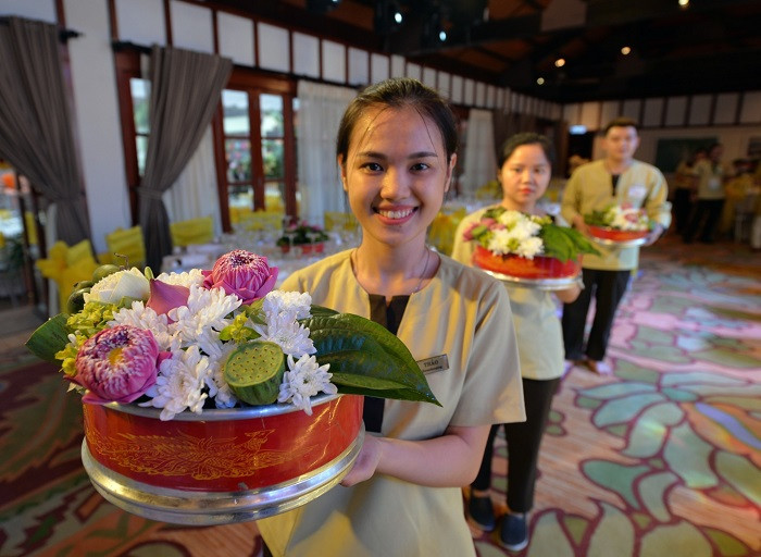 Nhân viên Cung hội nghị Ariyana và Furama vui tươi phục vụ khách mời đến tham dự đêm tiệc. Nhân viên Cung hội nghị Ariyana và Furama vui tươi phục vụ khách mời đến tham dự đêm tiệc.