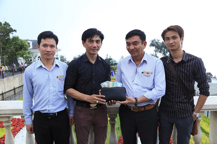 Anh Lê Văn Thuận đã được khu du lịch Sun World Ba Na Hills trả lại 300 triệu đồng thất lạc. Anh Lê Văn Thuận đã được khu du lịch Sun World Ba Na Hills trả lại 300 triệu đồng thất lạc.