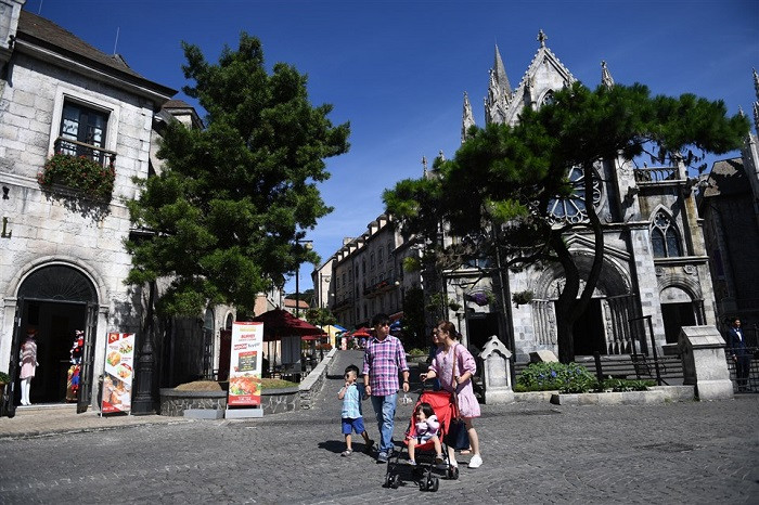 Chiêm ngưỡng Làng Pháp với những lâu đài cổ kính, nhà thờ, những con đường lát đá. Chiêm ngưỡng Làng Pháp với những lâu đài cổ kính, nhà thờ, những con đường lát đá.