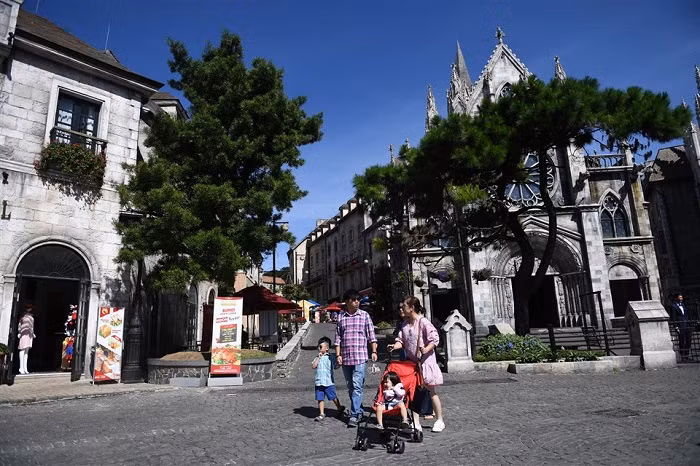 Chiêm ngưỡng Làng Pháp với những lâu đài cổ kính, nhà thờ, những con đường lát đá.