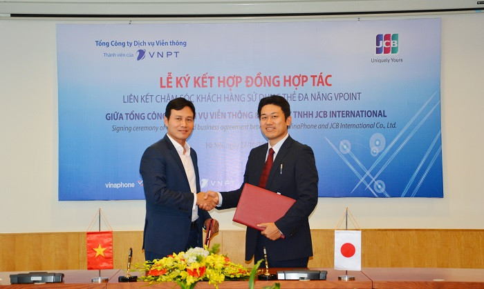 Ông Phạm Anh Tuấn - Phó Tổng Giám đốc VinaPhone (bên trái) và ông Tomoaki Yamaguchi - Giám đốc quốc gia, trưởng đại diện của JCB International tại Việt Nam (bên phải) đại diện hai đơn vị ký kết hợp tác triển khai dự án Vpoint. Ông Phạm Anh Tuấn - Phó Tổng Giám đốc VinaPhone (bên trái) và ông Tomoaki Yamaguchi - Giám đốc quốc gia, trưởng đại diện của JCB International tại Việt Nam (bên phải) đại diện hai đơn vị ký kết hợp tác triển khai dự án Vpoint.
