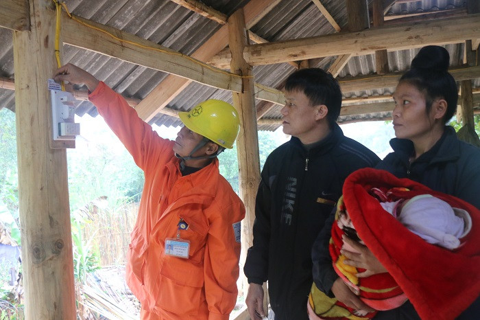 Tận tình hướng dẫn, thắp sáng điện cho người dân. Tận tình hướng dẫn, thắp sáng điện cho người dân.