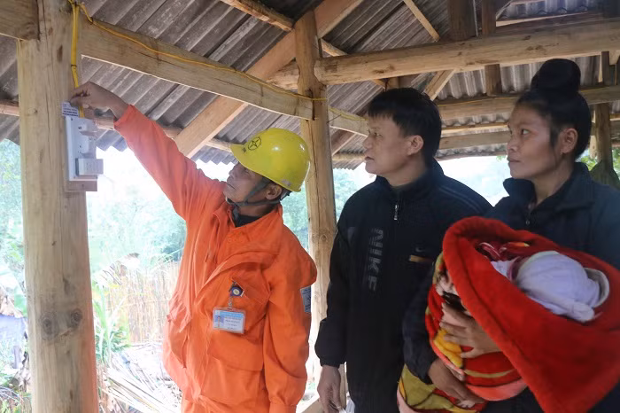 Tận tình hướng dẫn, thắp sáng điện cho người dân.