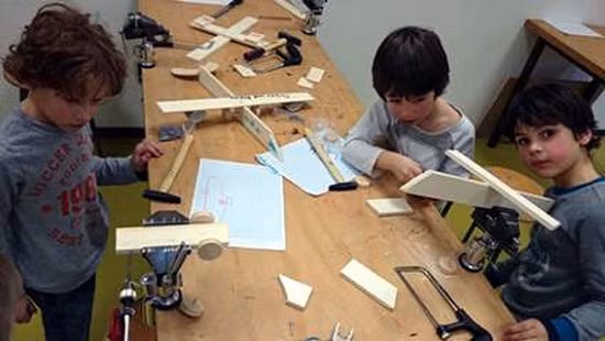 Học sinh làm thủ công buổi chiều ở trường (Ảnh: tác giả cung cấp). Học sinh làm thủ công buổi chiều ở trường (Ảnh: tác giả cung cấp).