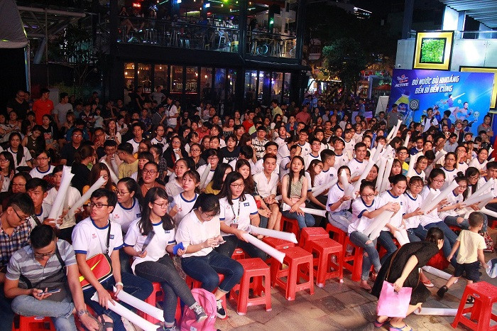 Sàn đấu boxing thu hút đông đảo người hâm mộ tới tham dự và cổ vũ. Sàn đấu boxing thu hút đông đảo người hâm mộ tới tham dự và cổ vũ.