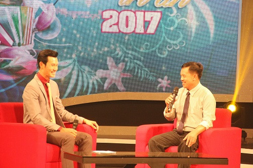 Thầy Phạm Quốc Tuấn kể chuyện đi tìm trò lúc 2-3 giờ sáng trong chương trình “Thay lời tri ân”. Thầy Phạm Quốc Tuấn kể chuyện đi tìm trò lúc 2-3 giờ sáng trong chương trình “Thay lời tri ân”.