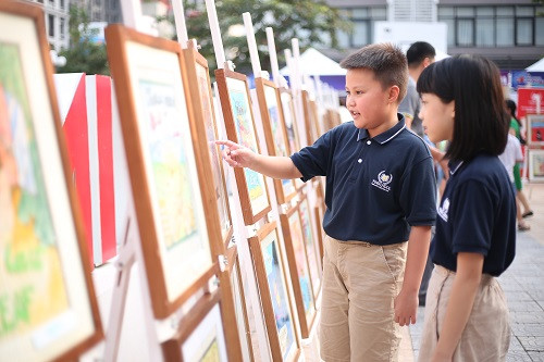Khu triển lãm các tác phẩm sáng tác bìa sách đầy sáng tạo và ấn tượng của các bạn học sinh. Khu triển lãm các tác phẩm sáng tác bìa sách đầy sáng tạo và ấn tượng của các bạn học sinh.