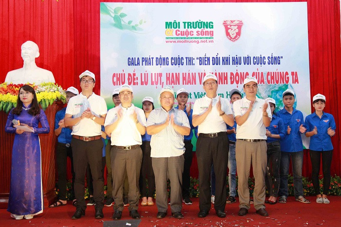 Đại biểu phát động cuộc thi “Biến đổi khí hậu với cuộc sống” tại Đại học Huế. Đại biểu phát động cuộc thi “Biến đổi khí hậu với cuộc sống” tại Đại học Huế.