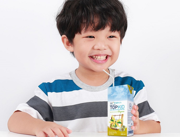 Sữa là một phần không thể thiếu trong khẩu phần ăn mỗi ngày của trẻ. Sữa là một phần không thể thiếu trong khẩu phần ăn mỗi ngày của trẻ.