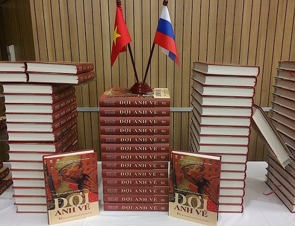 Góc trưng bày Tuyển thơ chiến tranh Vệ quốc 1941-1945 – “Đợi anh về” tại buổi lễ ra mắt (Ảnh: An Nhiên). Góc trưng bày Tuyển thơ chiến tranh Vệ quốc 1941-1945 – “Đợi anh về” tại buổi lễ ra mắt (Ảnh: An Nhiên).